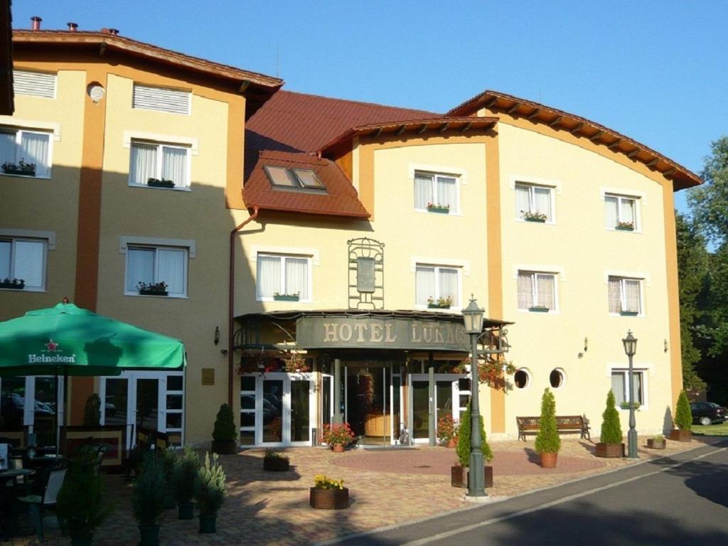 Hotel Lukacs Superior Kazincbarcika Buitenkant foto