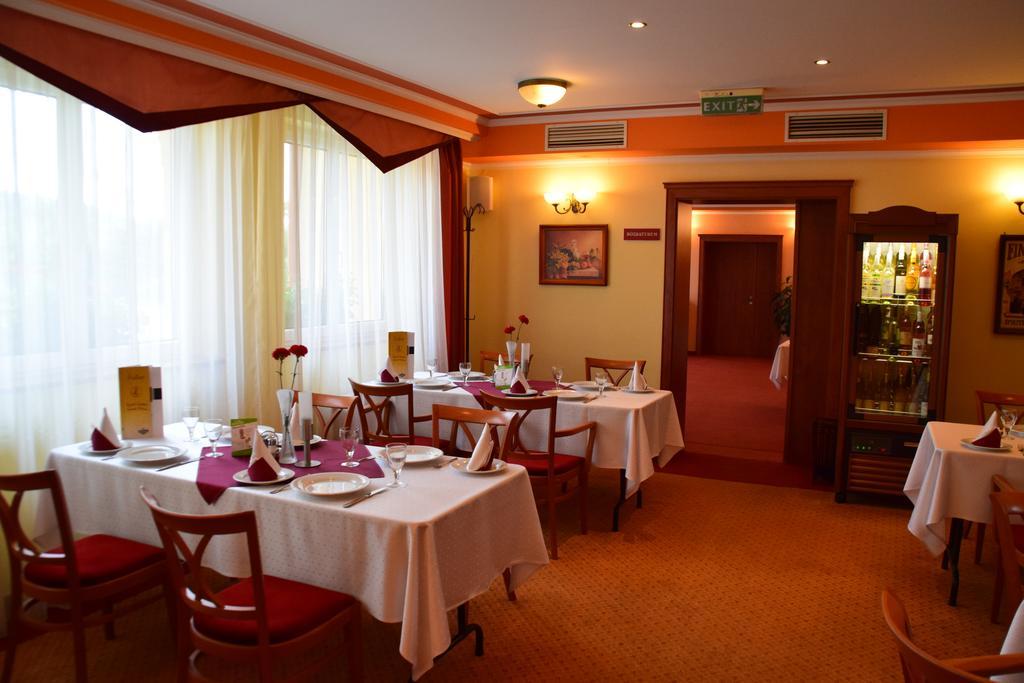 Hotel Lukacs Superior Kazincbarcika Buitenkant foto
