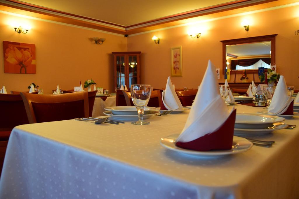 Hotel Lukacs Superior Kazincbarcika Buitenkant foto