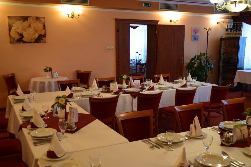 Hotel Lukacs Superior Kazincbarcika Buitenkant foto