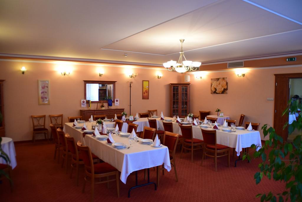 Hotel Lukacs Superior Kazincbarcika Buitenkant foto