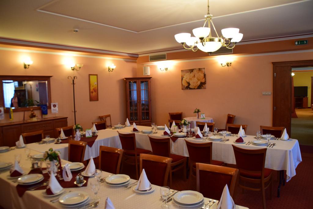 Hotel Lukacs Superior Kazincbarcika Buitenkant foto