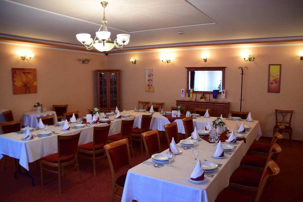 Hotel Lukacs Superior Kazincbarcika Buitenkant foto