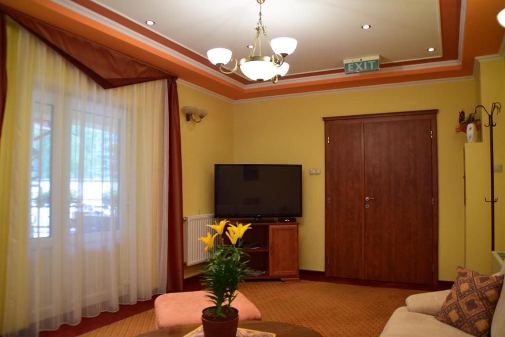 Hotel Lukacs Superior Kazincbarcika Buitenkant foto