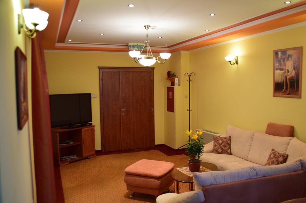 Hotel Lukacs Superior Kazincbarcika Buitenkant foto