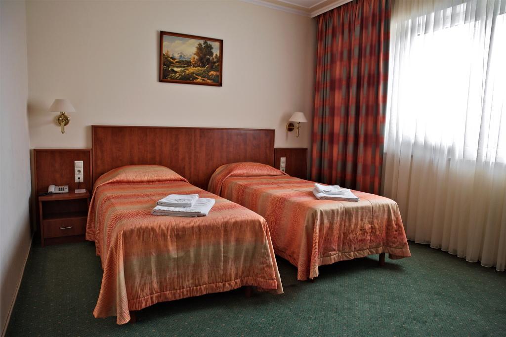Hotel Lukacs Superior Kazincbarcika Kamer foto