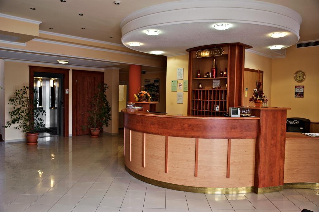 Hotel Lukacs Superior Kazincbarcika Buitenkant foto