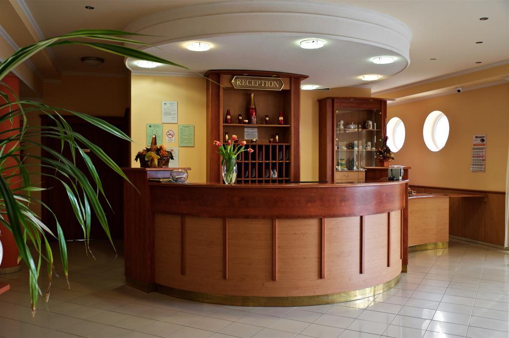 Hotel Lukacs Superior Kazincbarcika Buitenkant foto
