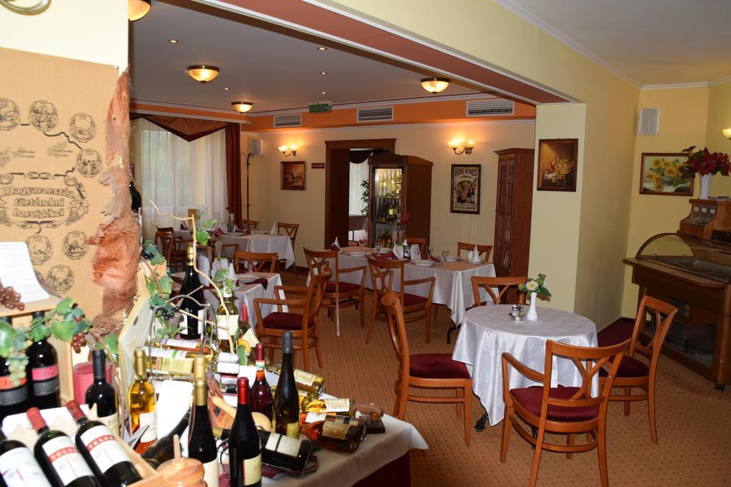 Hotel Lukacs Superior Kazincbarcika Buitenkant foto