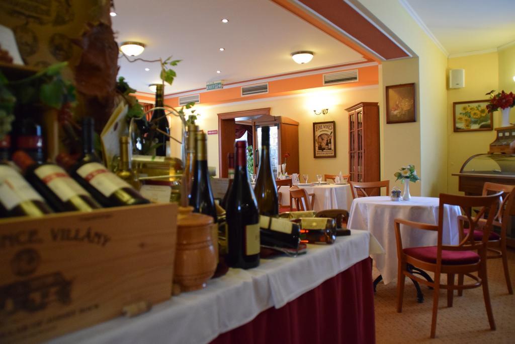 Hotel Lukacs Superior Kazincbarcika Buitenkant foto