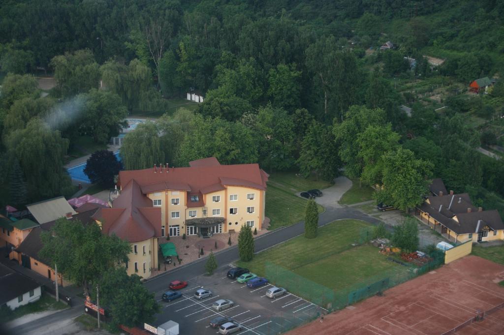 Hotel Lukacs Superior Kazincbarcika Buitenkant foto